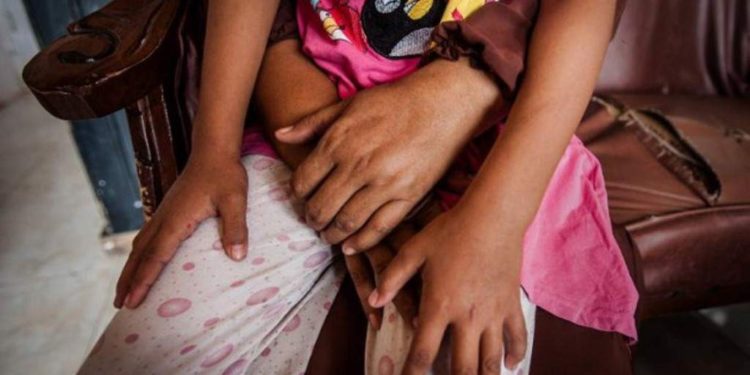 Hombre de 62 años arrestado por violar hija de 11