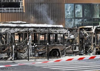 Cerca de 500 edificios y más de 550 coches son quemados en una noche durante protestas en Francia