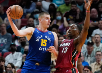Jokic aporta triple-doble y Nuggets toman ventaja en las Finales