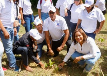 Empleados Contraloría se suman al Plan Nacional de Reforestación