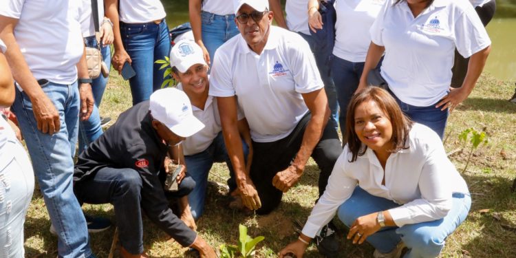 Empleados Contraloría se suman al Plan Nacional de Reforestación