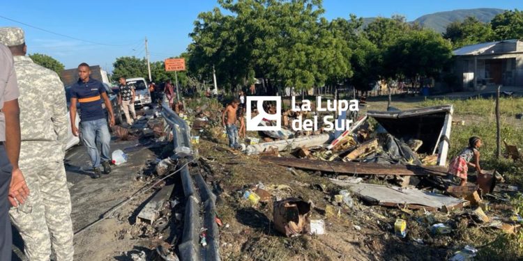 Vuelco de camión provoca gran taponamiento en Azua