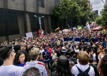 Colombianos marchan en defensa de Petro