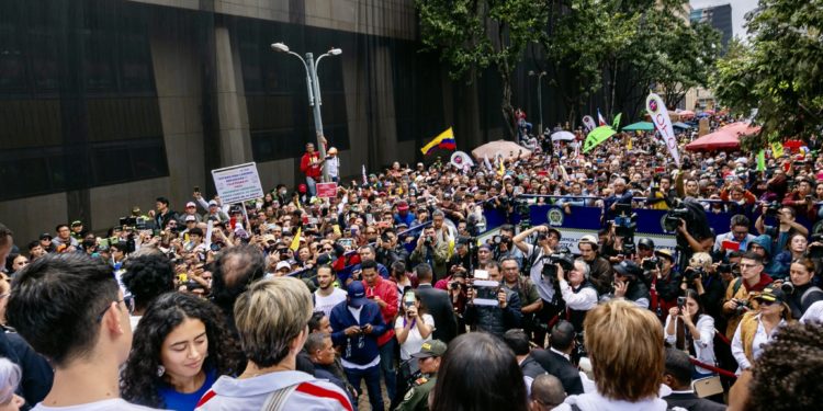 Colombianos marchan en defensa de Petro