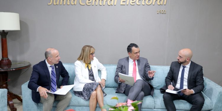Presidente JCE se reúne con comisión de la OEA