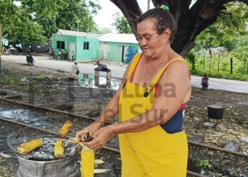 Doña María recoge cuando llega la lluvia, pero una vez pausa vuelve