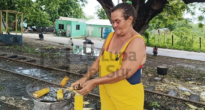 Doña María recoge cuando llega la lluvia, pero una vez pausa vuelve