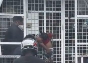 Migración «bota» agente encuelto en incidente con mujer migrante e hijo