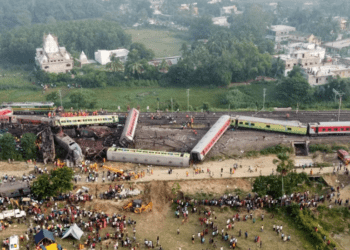Mueren más de 260 personas en un choque de trenes en la India