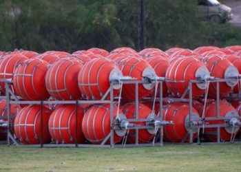 Texas está instalando “muro flotante” en el Río Bravo.
