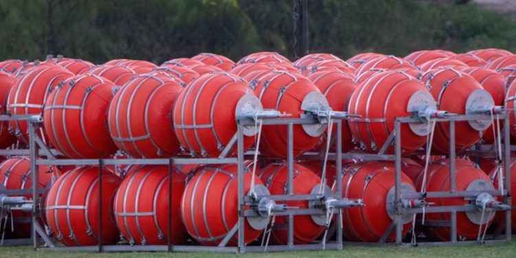 Texas está instalando “muro flotante” en el Río Bravo.
