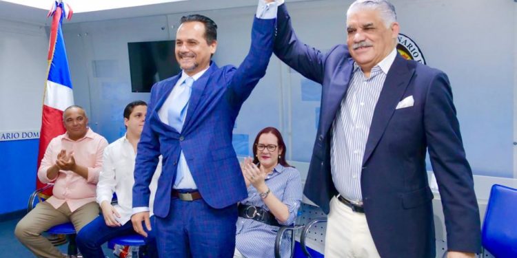 Miguel Vargas juramenta al senador Iván Silva en el PRD