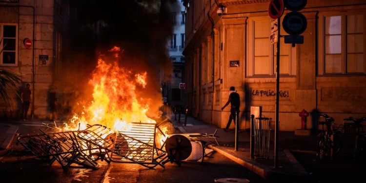 Más de mil detenidos en Francia