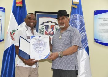 De La Cruz entrega reconocimiento a José de Rosamantes