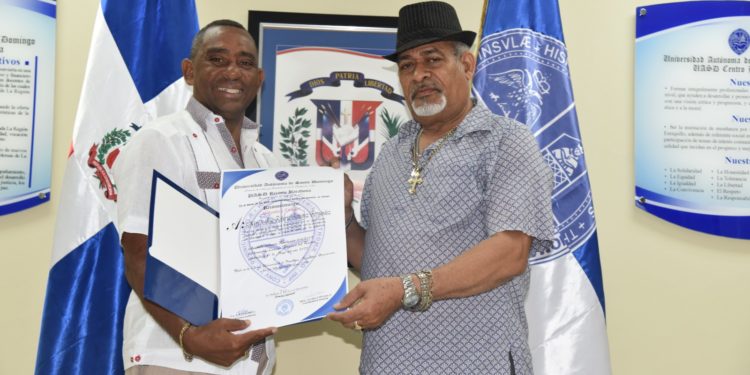 De La Cruz entrega reconocimiento a José de Rosamantes