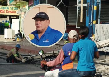 Camión “tumba” postes que sujetan tendido eléctrico en Barahona