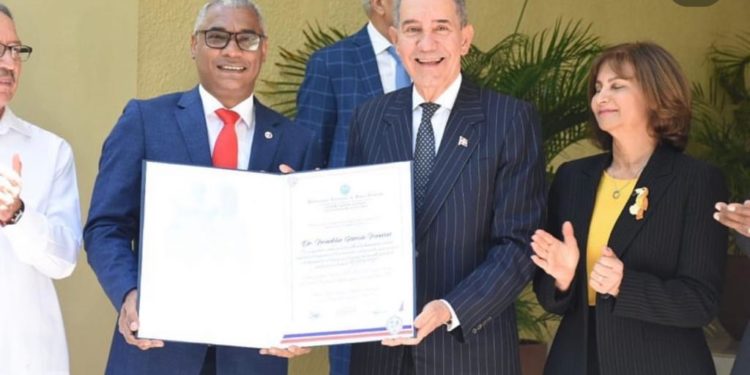 UASD reconoce exrector García Fermín