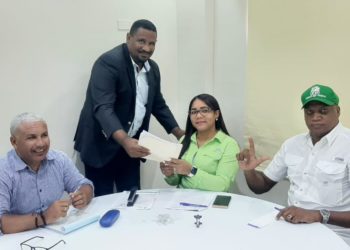 Camaradería en inscripción de precandidatos de la FP en Barahona