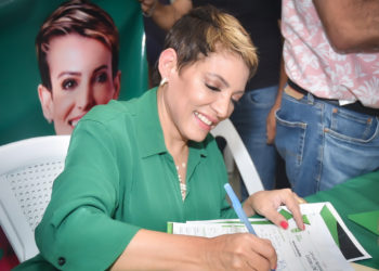 Julieta Tejada inscribe prencadidatura a diputada en la FP