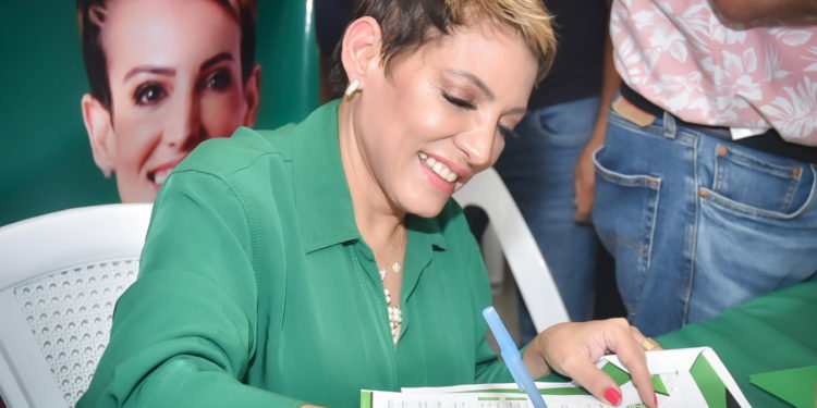 Julieta Tejada inscribe prencadidatura a diputada en la FP