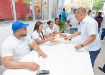 Mictor inscribe precandidatura a alcalde por el PRM