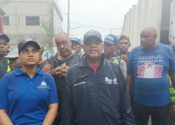 Evacúan varias familias en Polo