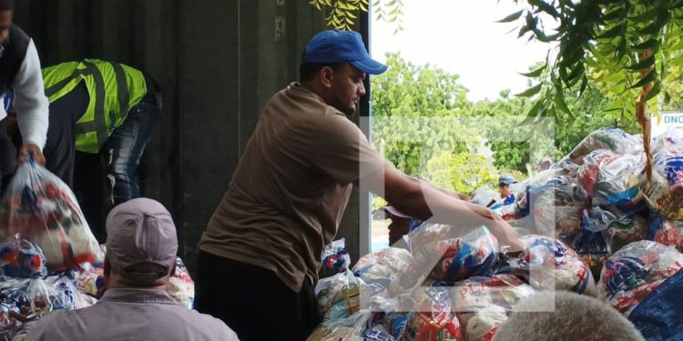 Plan Social distribuye alimentos a alcaldes en Barahona