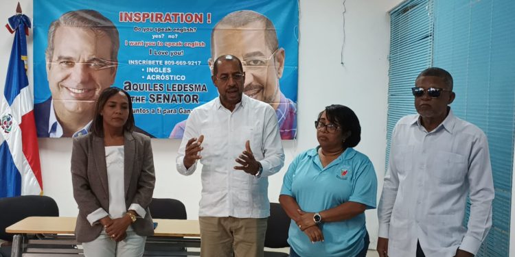 Aquiles Ledesma distribuirá libros de inglés en Barahona