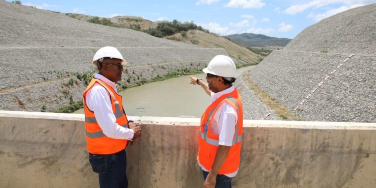 Contralor comprueba en el terreno avance de Monte Grande