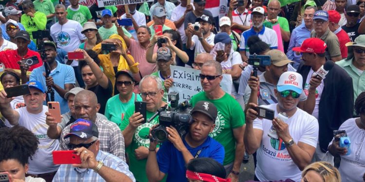 Llaman a movilizarse contra «abusos» del gobierno