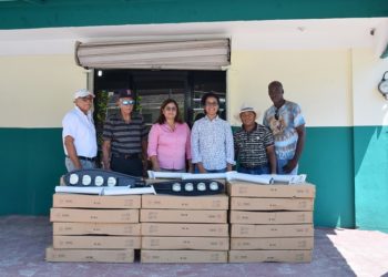 EGE Haina dona 35 luminarias a Villa Central