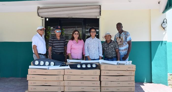 EGE Haina dona 35 luminarias a Villa Central