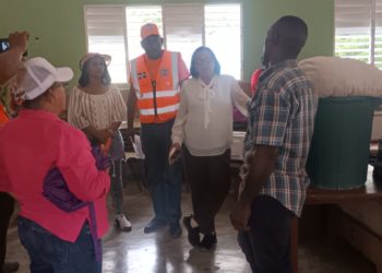 Evacúan primeras familias en Barahona