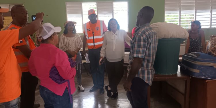 Evacúan primeras familias en Barahona