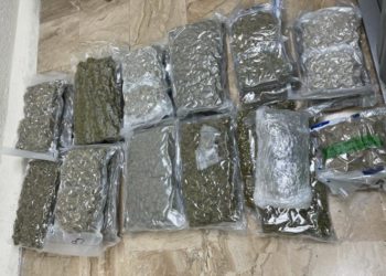 Mujer abandona maleta con marihuana