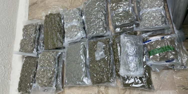 Mujer abandona maleta con marihuana