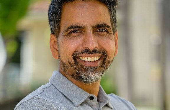 Salman Khan: “Si usamos bien las tecnologías de IA tendremos menos aulas donde los niños se sienten perdidos o aburridos»