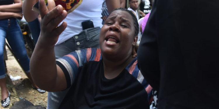 Mueren niñas tras ser embestidas por vehículo mientras se encontraban en la galería de su casa