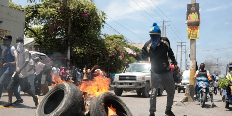 Haitianos protestan y piden salida de Ariel Henry