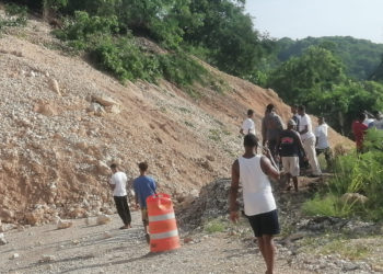 En Barahona las lluvias provocan derrumbe en la zona costera