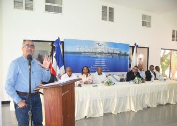 El coordinador de la Mesa del Agua de San Isidro y San Luis, doctor Carlos Sánchez mientras interviene durante el desarrollo del taller.