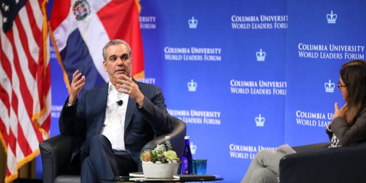 Estudiante pone en «aprietos» a Abinader en Nueva York