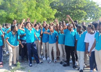 Estudiantes paralizan docencia por falta de bus escolar