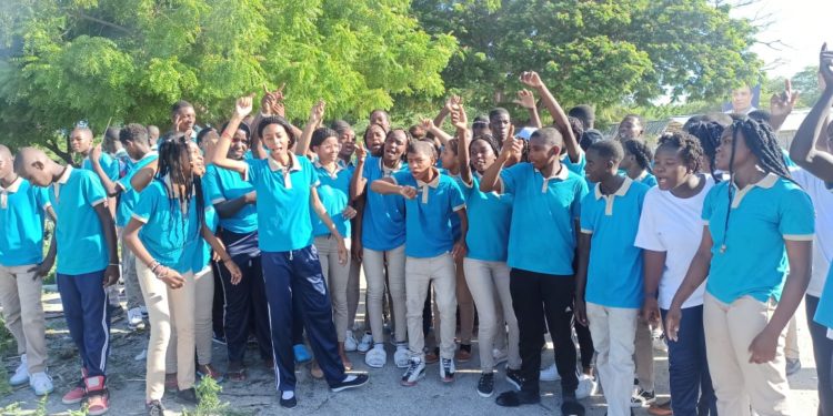 Estudiantes paralizan docencia por falta de bus escolar