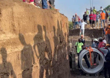 Vecinos colocan tubos en el Masacre