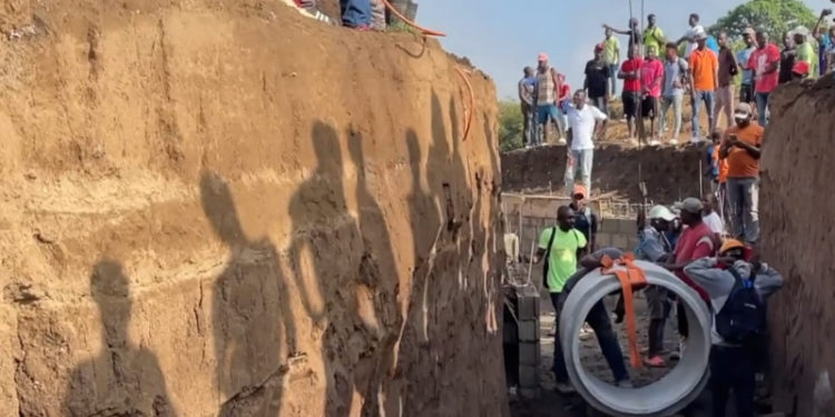 Vecinos colocan tubos en el Masacre