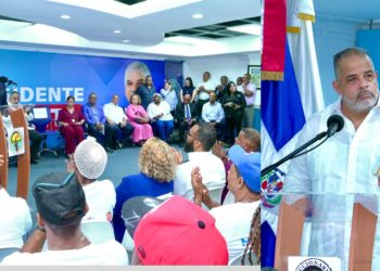 Miguel Vargas juramenta a Martin Sterling en el PRD