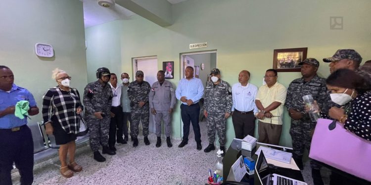 A agentes policiales se escapó una bomba lacrimógena