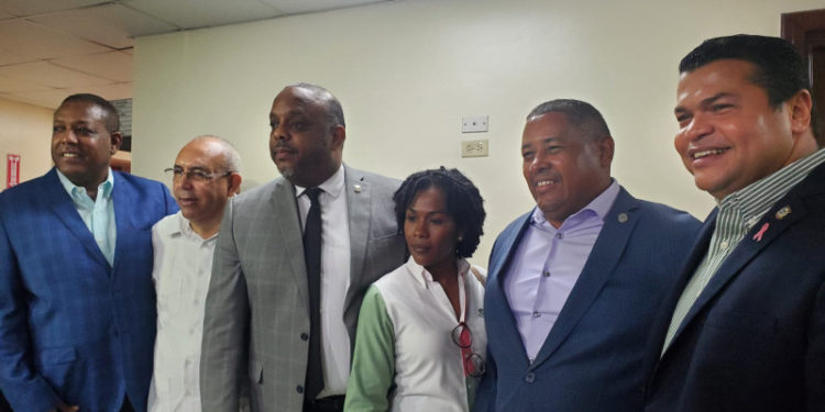 Diputados del PLD Y FP abandonaron reunión por préstamos millonarios