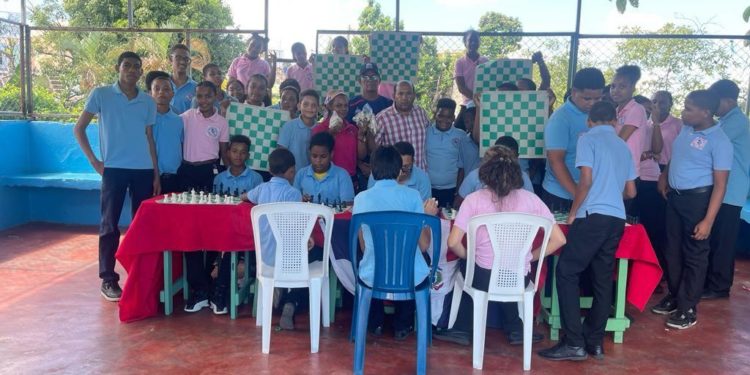 INEFI imparte Simultánea de Ajedrez